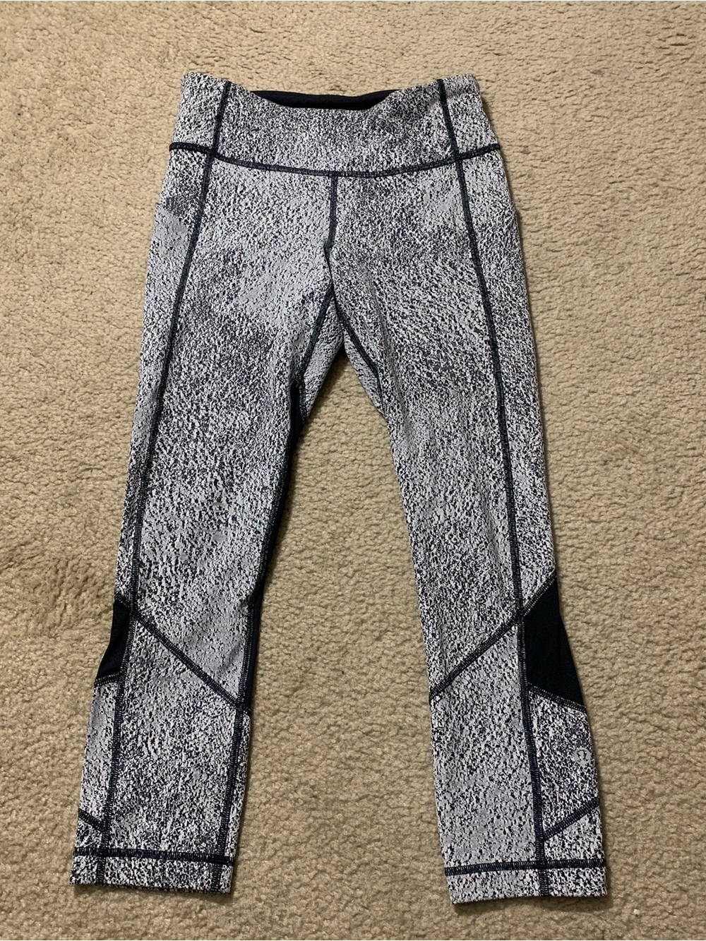 Lululemon women’s Grey and Black Patterned Athletic Leggings